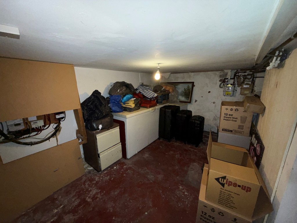 Lot: 33 - MIXED COMMERCIAL AND RESIDENTIAL INVESTMENT - Storgae area